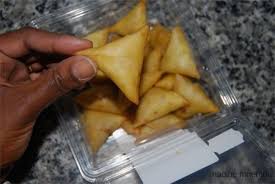 Dans Leur Presentation D Un Menu Comorien Kathy Et Nashrat Ont Fait Des Samboussas Que Voici Le Samboussa Comor Alimentation Recette Samoussa Recette Maison