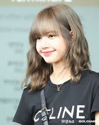 What do people say about Lisa from BLACKPINK? Do they think she is pretty?  What are her best features?