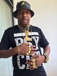 2,107,364 likes · 150,343 talking about this. Mike Sonko Gifts Self With 2million Customized Golden Rings As His Slum Base Struggles
