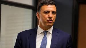 Απόφοιτος του λεόντειου λυκείου νέας σμύρνης, πτυχιούχος της ιατρικής . Oi Eyxes Toy Basilh Kikilia Gia Thn Prwtoxronia