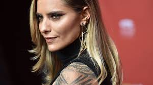 Welcome to my official profile schauspielerin, moderatorin, werbegesicht, fernsehgesicht, berlinerin. Sophia Thomalla Knickt Ein Doch Kein Helene Fischer Tattoo