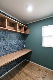 アクセントクロスと造作棚 デスクつき書斎の建築実例 家 注文住宅 造作