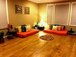 Namun, jika kamu sudah memilih sofa berbentuk l, disarankan untuk memilih meja tamu yang lebih kecil, agar ruang tamu tidak terlalu penuh. 10 Inspirasi Desain Ruang Tamu Tanpa Sofa Di Rumah Yang Bikin Akrab