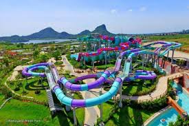 Top 10 Water Parks In The World Family Holiday Net Guide To Family Holidays On The Internet In 2020 Water Park Family Christmas Cards Old Christmas