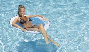 Detendez Vous Avec Le Matelas Gonflable De Piscine Blog De Raviday