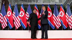 Koronavirüs sebebiyle de çin ile ticaret ilişkileri düştü değerlendirmesinde bulundu. Trump Kim Summit Americans Squirm As North Korea And Us Flag Stand By Each Other