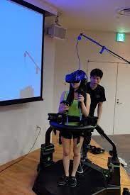 ゲームの世界を歩き回る歩行型vr omni を体験してきた 360度歩行可能 ゾンビが出てきて途中でリタイア ゲーム vr ゲーム リタイア