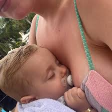 Hoje fazem dois anos que você nasceu. Você agora já não chama mais a  borboleta de “boleta”, quando eu te chamo de “xubirubi” você não responde  mais “bubibubi”, e também inventou a