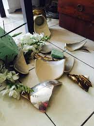 Kalo ngomong paling seadanya aja. Gambar Pasu Bunga Pecah Berbagai Bekalan Rumah
