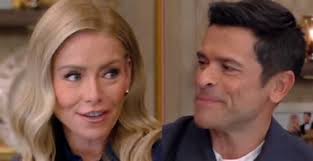 ESPN's Joe Buck confronts Eagles fans alongside Jason Kelce in Philly