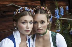 blumen haarreife sopherl und zenzi perfekt fur die dirndl frisur zur hochzeit oder zum sommerkleid dirndl frisuren blumenkranz dirndl oktoberfest frisur