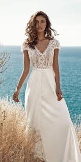 In autentico stile bohemian, questo particolarissimo abito è caratterizzato da un delicato tessuto in piccola plissettatura dall'orlo smerlato, che si estende fino a formare una piccola coda. Io Leggo Un Libro Artificiale Ereditare Abiti Boho Chic Sposa Nostro Visibile Caldo