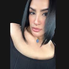 Habichuelas guisadas dominicana a mi estilo 1 lata grande de habichuelas  1/2 cebolla roja 1/2 de ají 1 tallo de apio 1 tallo de cebollin 2  cucharadas de sofrito 1 pizca de