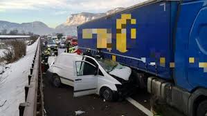 Incidente pontina oggi 9 giugno. Drammatico Incidente Tra Furgone E Camion In A22 Morto Un 31enne Di Lazise