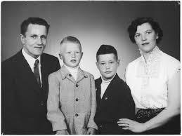 Hela sveriges favoritfamilj är tillbaka med en tredje säsong av succéserien parneviks! Borje Salmings Forsta Fru Margitta Nano Omar Hant Nu Berattar Hockeylegendaren Detaljerat Om Skracknatten