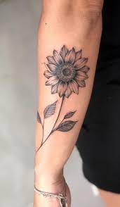 Beautiful Sunflower Tattoo C Tattoo Artist Bia Nery Tattoo Sunflower Tattoos Sunflower Tattoo Tattoos