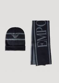 Avec la panoplie de chapeaux pour enfant fille disponible sur la halle, les petites princesses ne sont pas en reste. Ensemble Bonnet Et Echarpe Avec Grand Logo Homme Emporio Armani