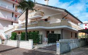 Lignano sabbiadoro, a due passi dalla terrazza mare lignano sabbiadoro (udine) affitto appartamento vacanze da privato a due minuti dal centro, in zona tranquilla e ben servita, affittasi appartamento piano terra dotato. Villa Parco Paradiso Appartamenti In Affitto A Lignano Sabbiadoro