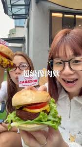 低溫燉煮，加拿大沙拉與濃郁奶香野菇濃湯套餐