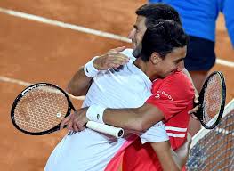 Lorenzo sonego became the first italian for 15 years to capture an atp tour clay court title on home soil after fighting back to beat laslo djere of serbia and win the sardegna open on sunday. Tennis Sonego Eliminato In Semifinale Da Djokovic L Italiano Esce A Testa Alta Dagli Internazionali D Italia Giornale Di Sicilia