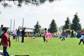 Orada Ucurtma Ucuran Cocuklar Vardi Fotograf Fotograf Makinesi Anilar