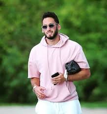 Özel hayatı merak edilen hakan çalhanoğlu boyu kaç, kilosu kaç ve aslen nereli? Spor Dunyasi Icin 140 Fikir Spor Futbol Yaya