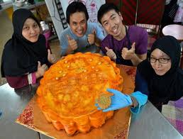 Dalam tradisi rakyat cina atau tionghoa, seluruh keluarga besar. Bernama Kak Semah Hasilkan Kuih Bulan Gergasi