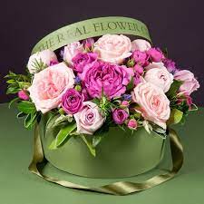 Pin By Therese Roberts On Box Flower Luxury Flowers Flower Arrangements Hat Box Flowers