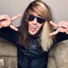 Diane Bly's Instagram, Twitter & Facebook