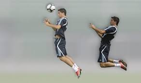 Teknik ini adalah upaya mendorong bola ke arah tertentu dengan menggunakan kepala saat bola berada. Teknik Menyundul Bola Heading Dalam Permainan Sepak Bola