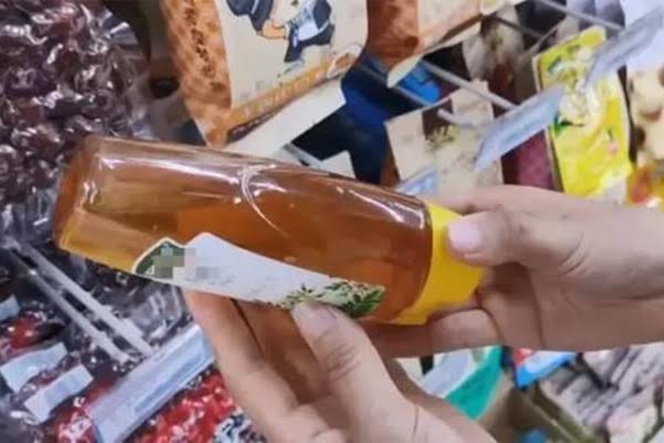 Chỉ cần lật ngược chai mật ong, nhìn sơ qua là có thể biết đâu là hàng thật