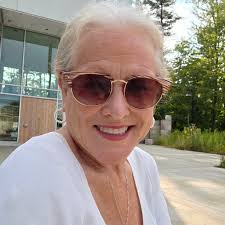 Hey everyone, I need some opinions! My fiancé and I are trying to choose  between a Friday and Sunday wedding. My argument is that people that matter  and want to be there