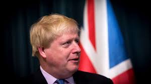 Britanski premier Boris Johnson je okreval in se vrnil na delovno mesto