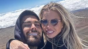 Les pompiers sont intervenus” : Jessica et Thibault Garcia expliquent  pourquoi leur avion a été “détourné”