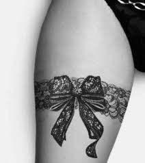 Das material ist sehr leicht und hat wenig stand, aber das rippenmuster auf der rückseite umschmeichelt den fuß. Strumpfband Tattoo 20 Erotische Und Feminine Tattoo Ideen