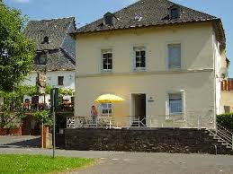 Lediglich eine moselpromenade trennt uns von dem schönen flußlauf der mosel. Ferienwohnung Bruttig Fankel Haus Bonita Ferienwohnung Deutschland Ferienwohnung Mosel Saar Ferienwohnung Rheinland Pfalz