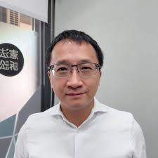 舊客戶來電詢問一件訴訟案件的委託， 討論過程中他說他對於要委託我還是A律師，非常的猶豫。 依照我對這個客戶的瞭解，他一定會想個幾天幾夜睡不著覺。  我就傳訊息跟他說：為了不讓您煩惱該委託誰，我決定不接您的案件。請您委託A律師處理，他是很棒的律師。 剛出道的律師 ...