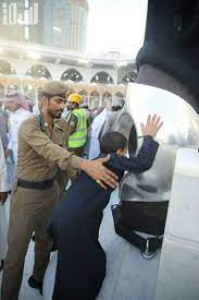 شاهد سبق ترافق قائد أمن الحرم وترصد الخدمات الإنسانية طفل يقب ل الحجر الأسود instagram posts instagram makkah