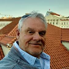 Can I use short crust pastry for the top or top and bottom for the pies in  pie and mash?