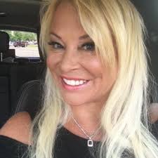 What are some private and relaxing places to stay in small Connecticut  towns with cafes, bookstores, and local cuisine?