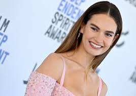 Lily James troque sa chevelure brune pour un blond éclatant