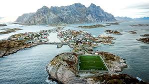 Ce stade possède une pelouse artificielle et ne compte ni sièges ni gradins. Sam Wilson On Twitter Amateur Norwegian Club Henningsvaer Il Play Their Home Games In The Idrettslag Stadion Located On The Lofoten Islands Easily The Most Picturesque Location For A Stadium That