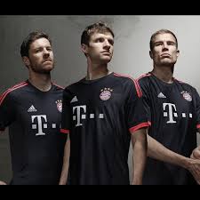 Champions league trikot bayern zu bestpreisen. Bild Thomas Muller Xabi Alonso U Holger Badstuber Im Fc Bayern Munchen Uefa Champions League Trikot 2015 16 Von Adidas