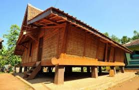 Bangunan sederhana ini memiliki bentuk pokok yang mempunyai 4 atau 6 buah tiang atau. Mengintip 5 Desain Rumah Adat Jawa Barat
