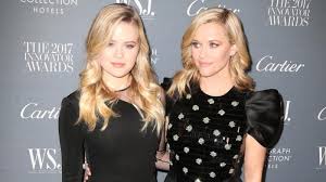 Laura jeanne reese witherspoon was born on march 22, 1976 in new orleans, louisiana to betty witherspoon, a registered nurse & john draper witherspoon, a military surgeon. Reese Witherspoon Make Up Tipps Von Ihrer Tochter