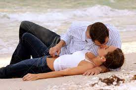 濡れた服を着て、ビーチにキスを置くことの若いカップルの美しいセクシーなイメージです。の写真素材・画像素材 Image 4963951