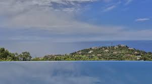 Des transats confortables et une carte du menu avec de bons plats, le tout avec un service de qualité. Les Issambres 1787 Luxe Villa Cote D Azur