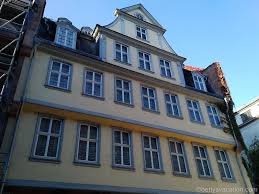 Sein elterliches haus bestand damals aus zwei engen, miteinander verbundenen fachwerkhäusern, die von der großmutter cornelia goethe 1733 als witwensitz erworben wurden. Goethehaus Frankfurt Am Main Hessen Betty S Vacation