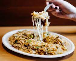 Tutupi setiap mangkuk dengan telur tambahkan minyak safflower, bawang putih dan bawang putih, masak aduk sampai harum, 30 detik. Https Lifestyle Okezone Com Read 2016 10 25 298 1524106 Nasi Goreng Siap Siap Ketagihan Dengan 3 Nasi Goreng Keju Mozzarella Yang Meleleh