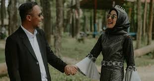 Rupanya bekam kat belakang badan. Pakai Cermin Mata Hitam Ketika Bersanding Bukan Perbuatan Suka Suka Ini Sebabnya